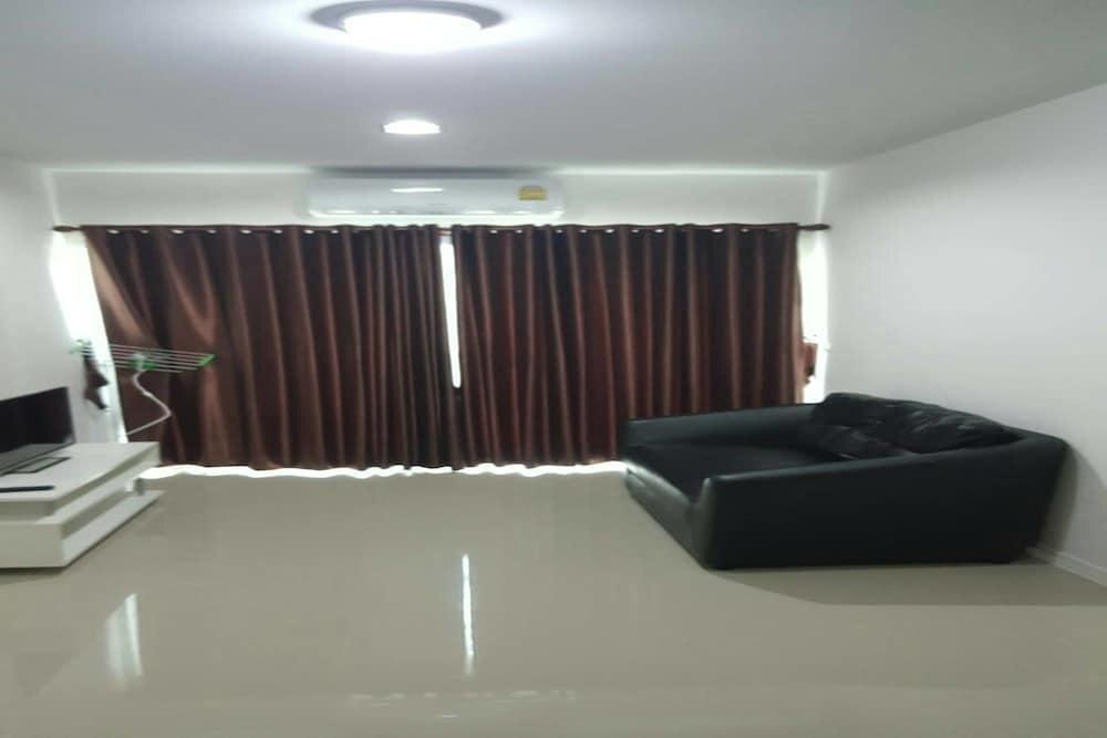 Сураттхани: Gozone Condotel