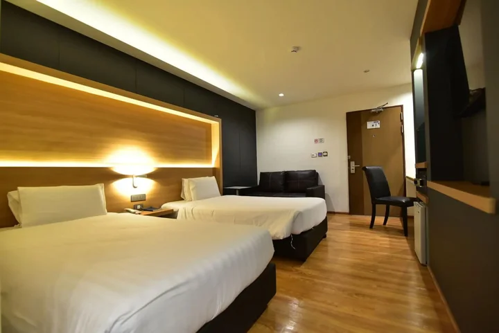 Хатъяй: The Three Hat Yai