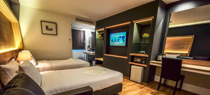 Хатъяй: The Three Hat Yai