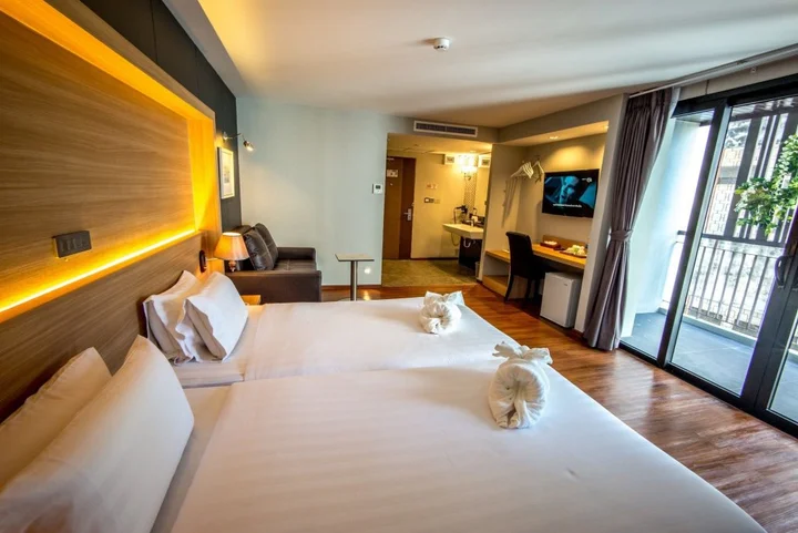 Хатъяй: The Three Hat Yai