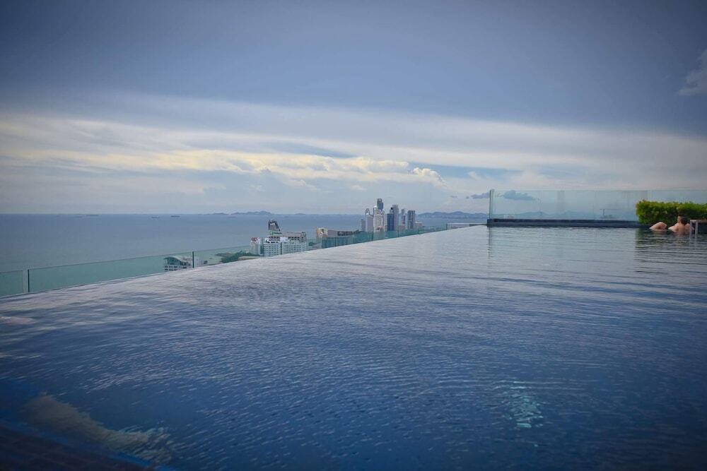 Паттайя: Centric Royal by Swimming Pool