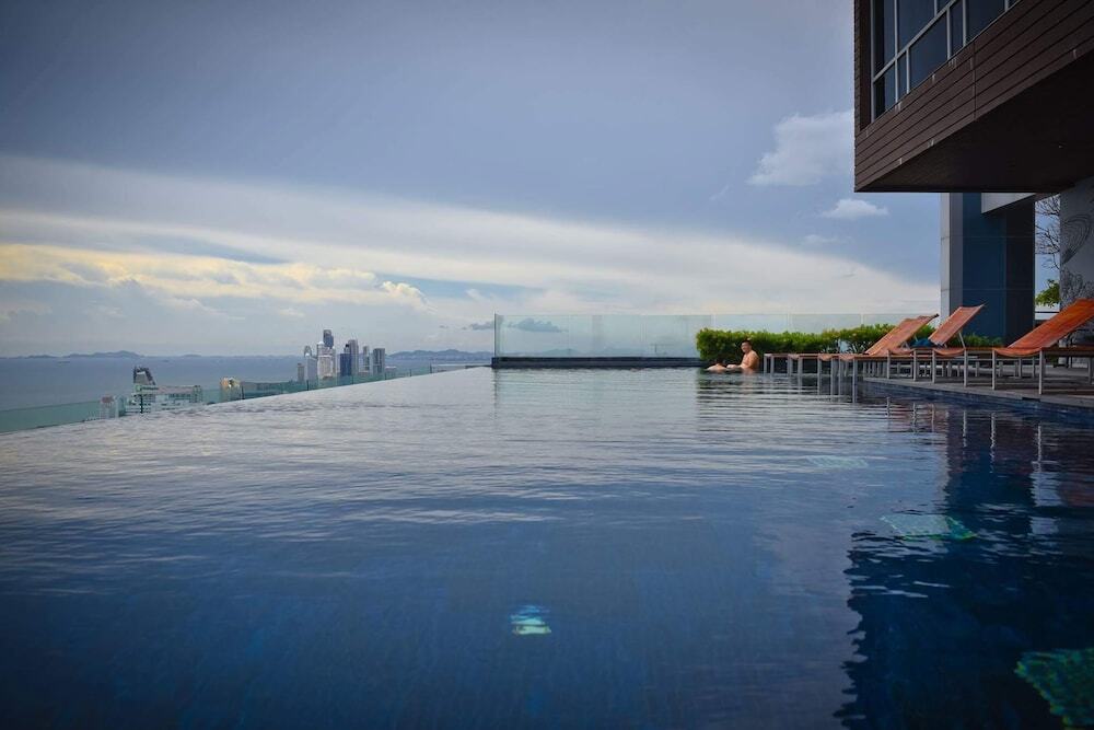 Паттайя: Centric Royal by Swimming Pool