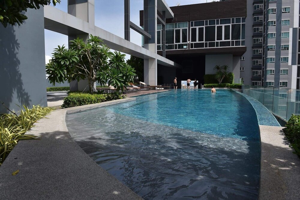 Паттайя: Centric Royal by Swimming Pool