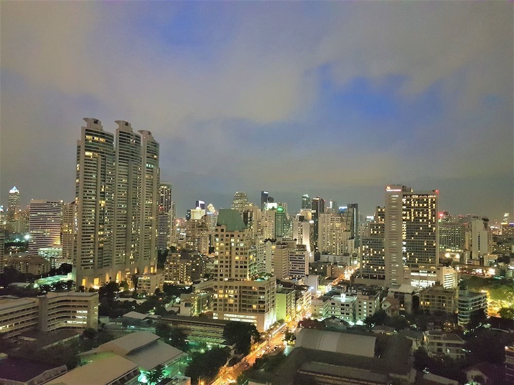 Бангкок: Sukhumvit In The Park BTS PhromPhong