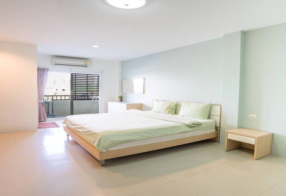 Патхумтхани: Sansuk Apartment