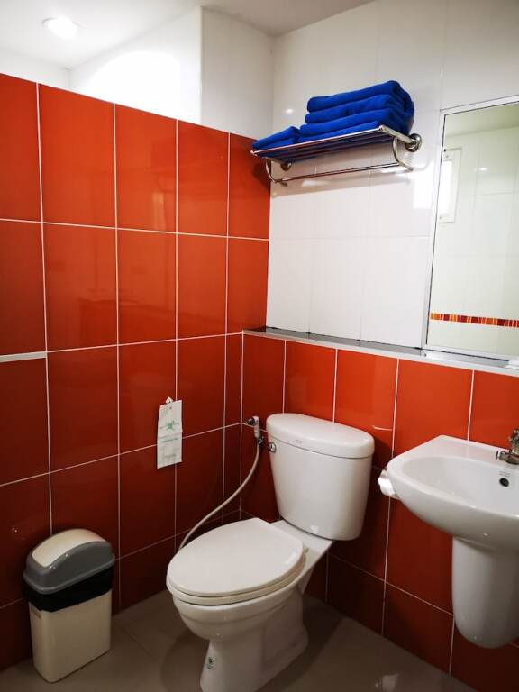 Кхлонг-Янг: 100 House Hotel