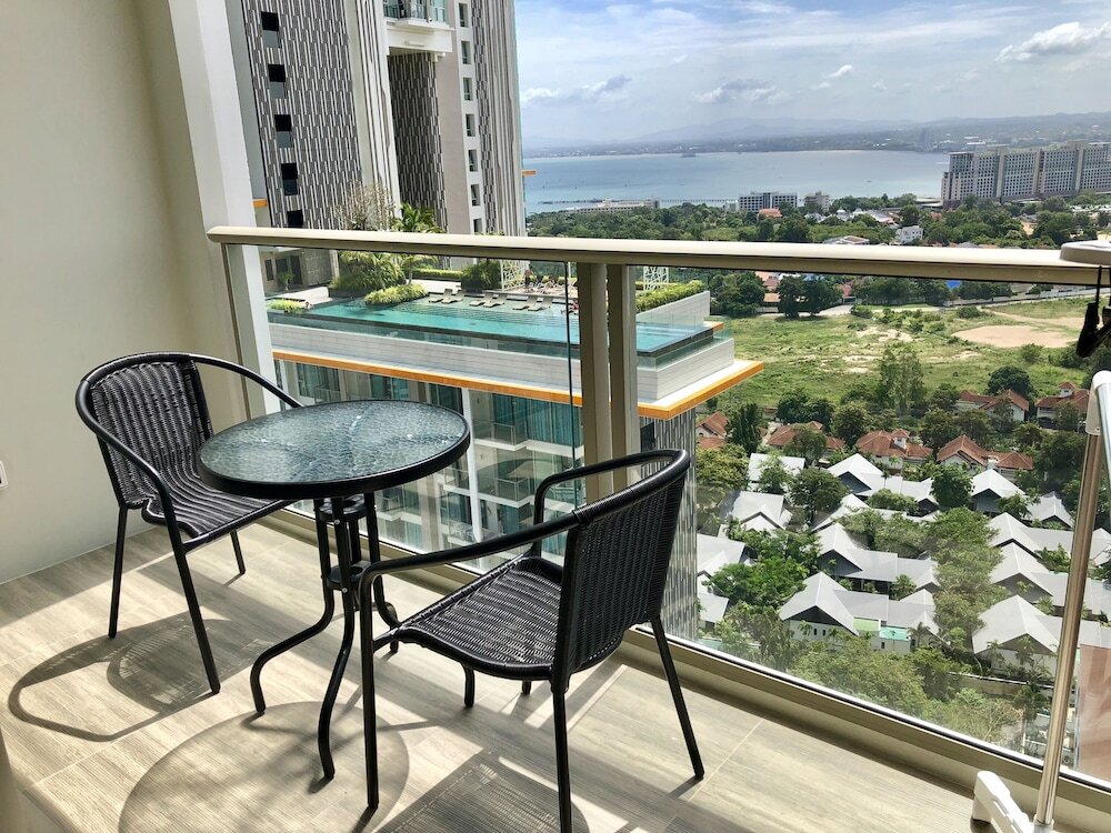 Паттайя: Among Riviera City of Sky Pattaya