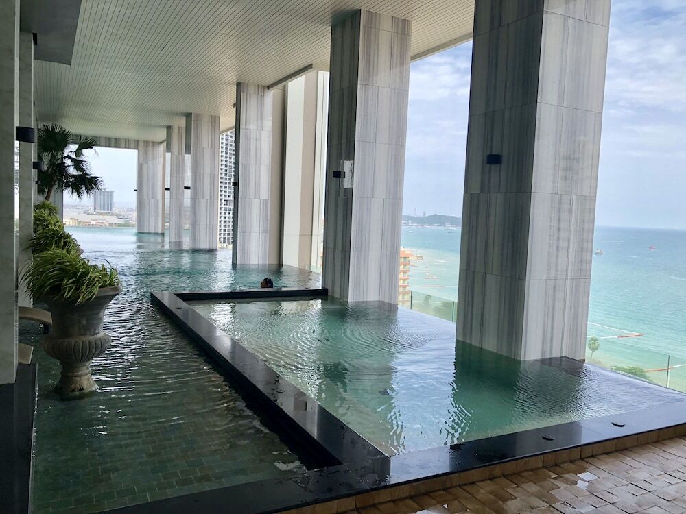 Паттайя: Among Riviera City of Sky Pattaya
