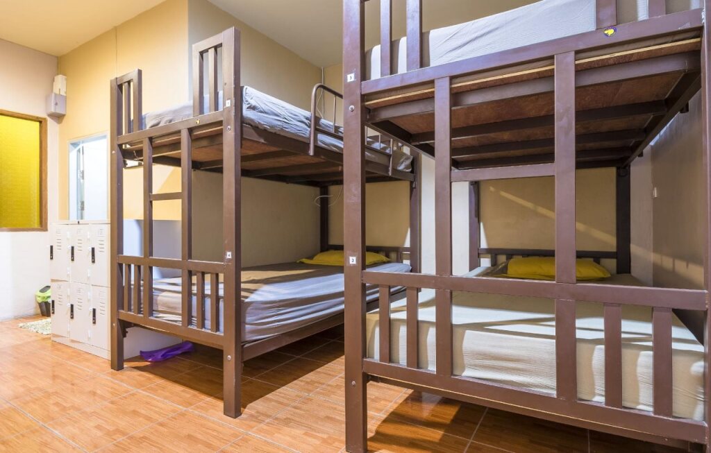 Остров Тау: Abyss Hostel