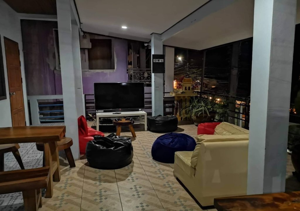 Остров Тау: Abyss Hostel