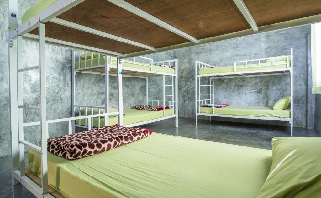 Остров Тау: Abyss Hostel