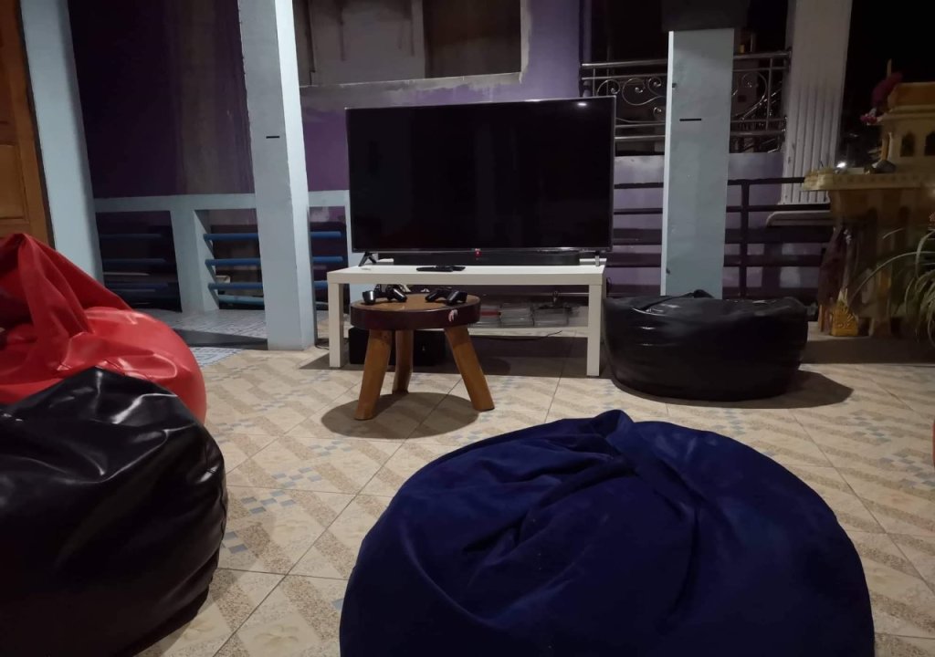 Остров Тау: Abyss Hostel