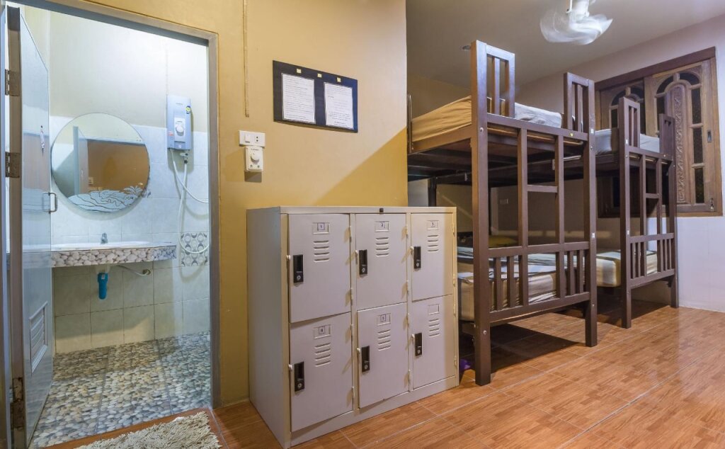 Остров Тау: Abyss Hostel