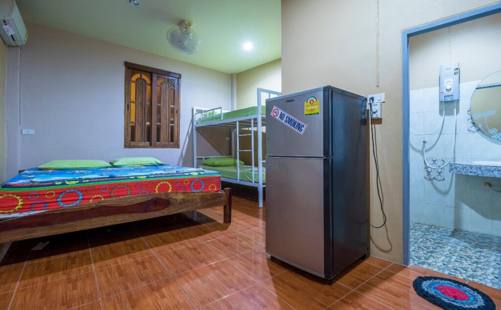 Остров Тау: Abyss Hostel