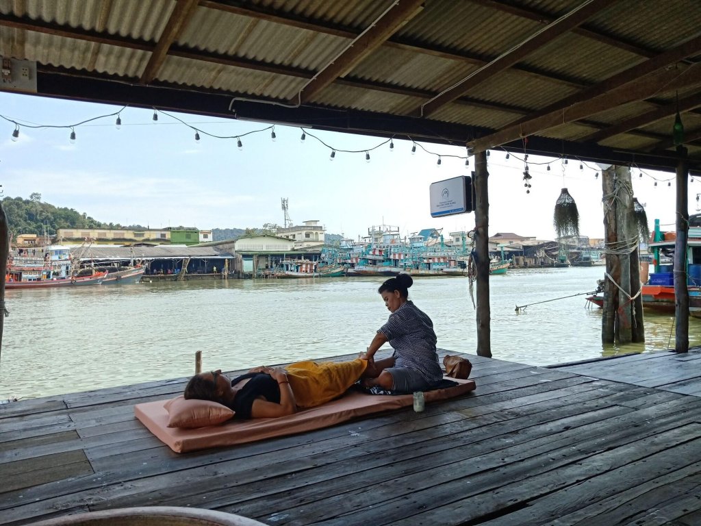 Чумпхон: Rub Lom Chom Klong  by Fisherman Village