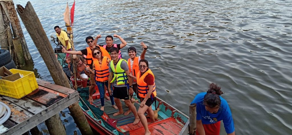 Чумпхон: Rub Lom Chom Klong  by Fisherman Village