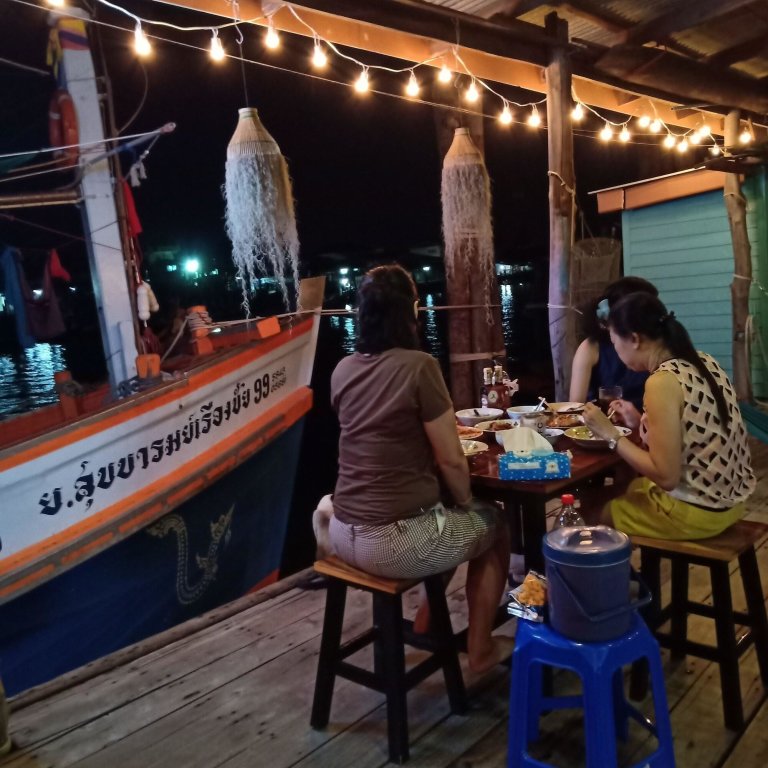Чумпхон: Rub Lom Chom Klong  by Fisherman Village