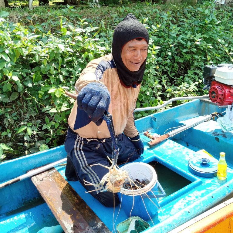 Чумпхон: Rub Lom Chom Klong  by Fisherman Village