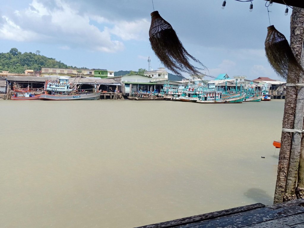 Чумпхон: Rub Lom Chom Klong  by Fisherman Village