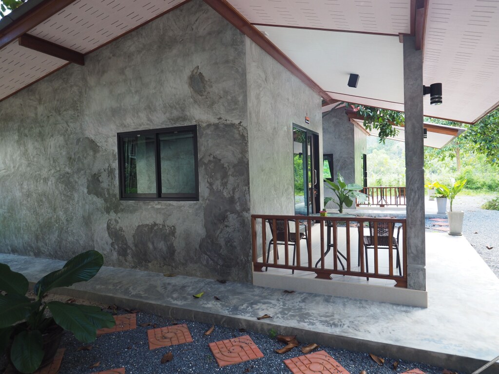 Лансака: Baan Keree Thara Khiri Wong