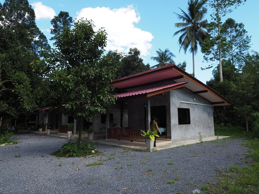 Лансака: Baan Keree Thara Khiri Wong