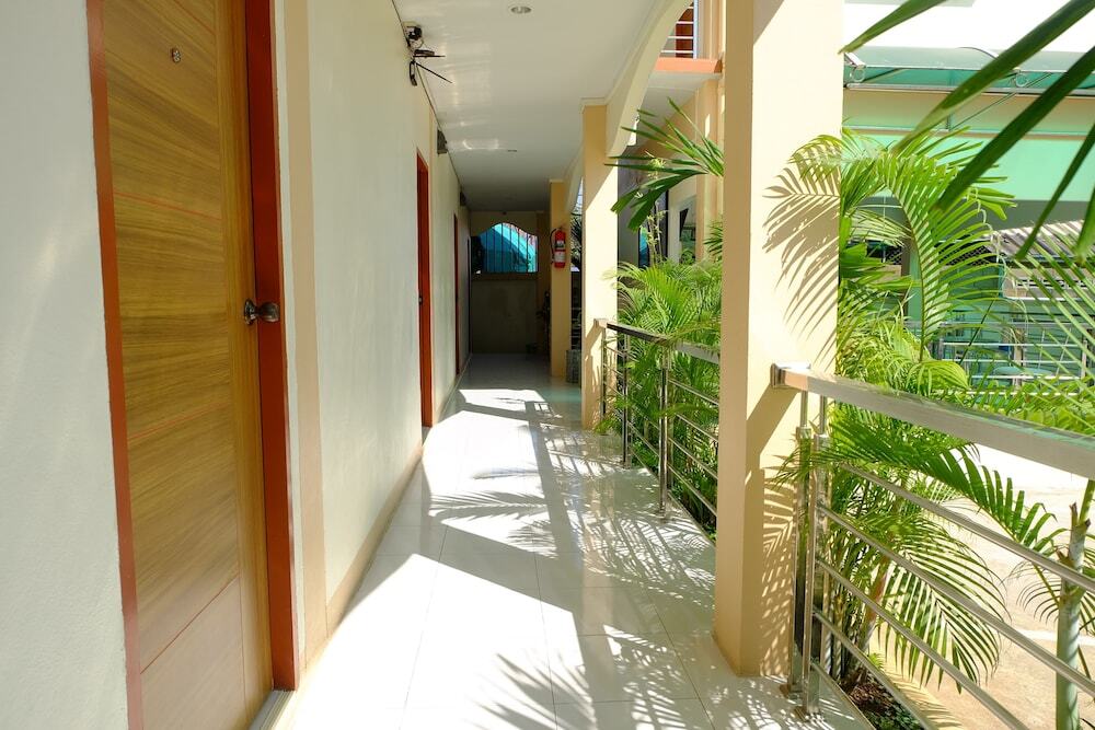 Мей-Сот: R J House Resort