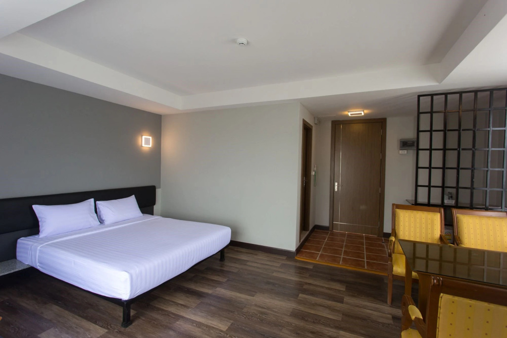 Пхитсанулок: Iron Resort&Hotel