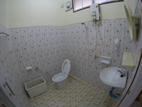 Дамноен Садуак: Pueng Luang Hotel