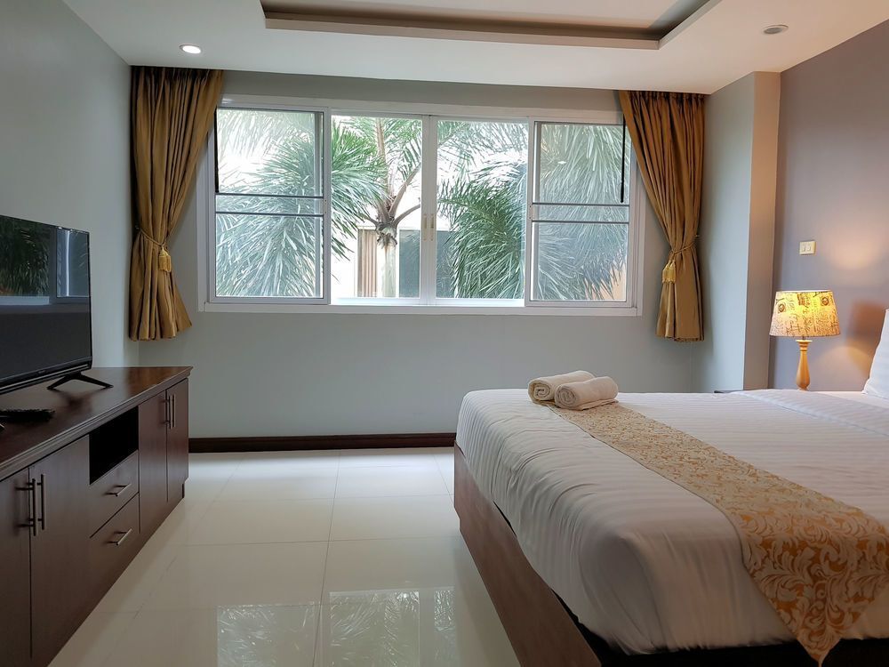 Паттайя: A Large 2 BR-3 Baths 207 Downtown