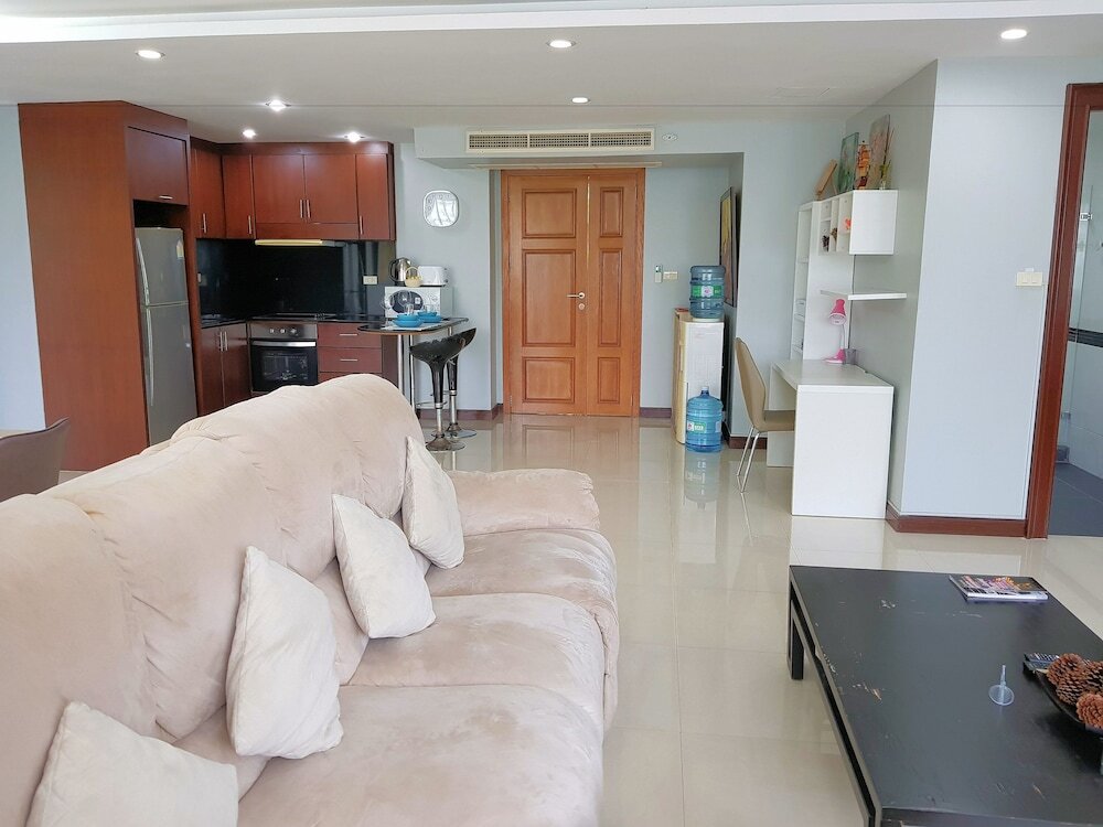 Паттайя: A Large 2 BR-3 Baths 207 Downtown