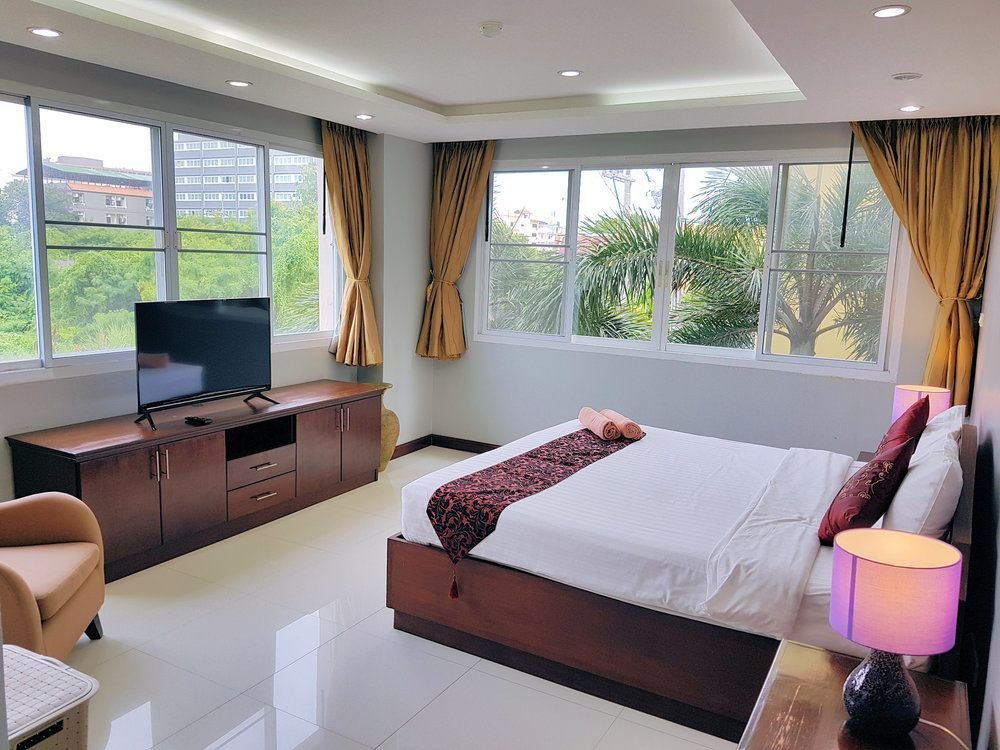 Паттайя: A Large 2 BR-3 Baths 207 Downtown