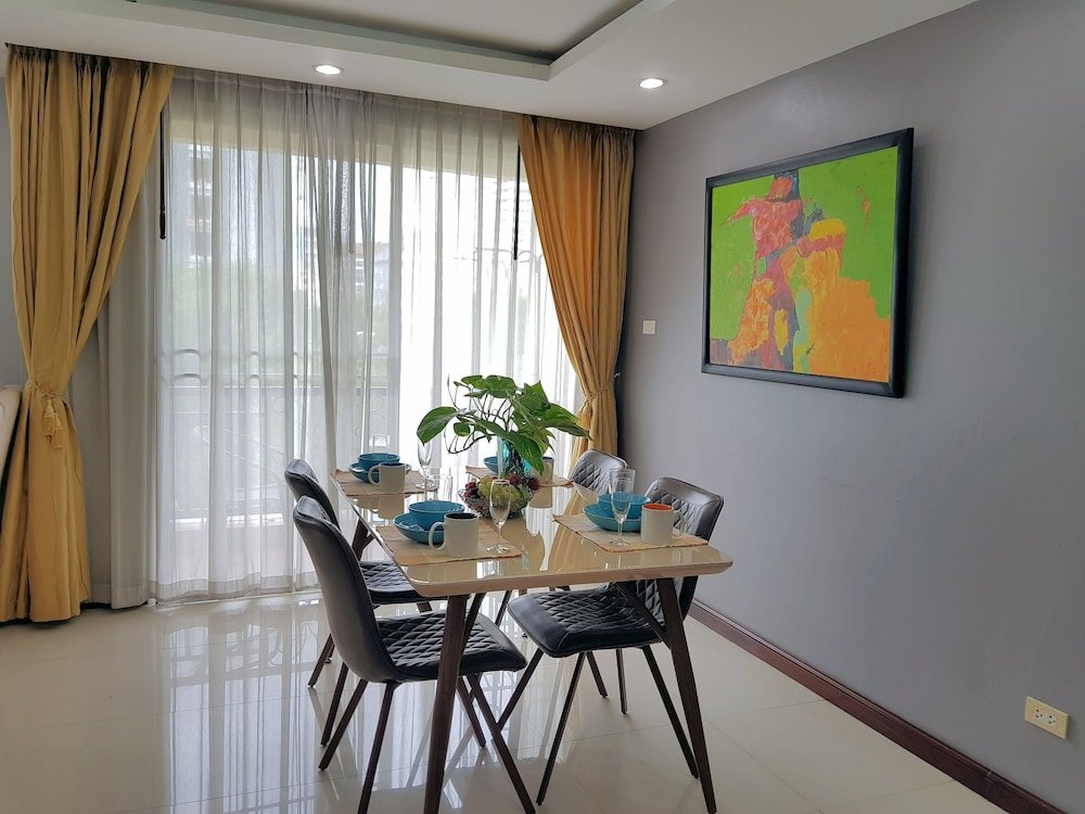 Паттайя: A Large 2 BR-3 Baths 207 Downtown