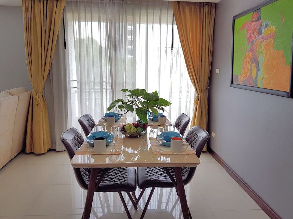 Паттайя: A Large 2 BR-3 Baths 207 Downtown