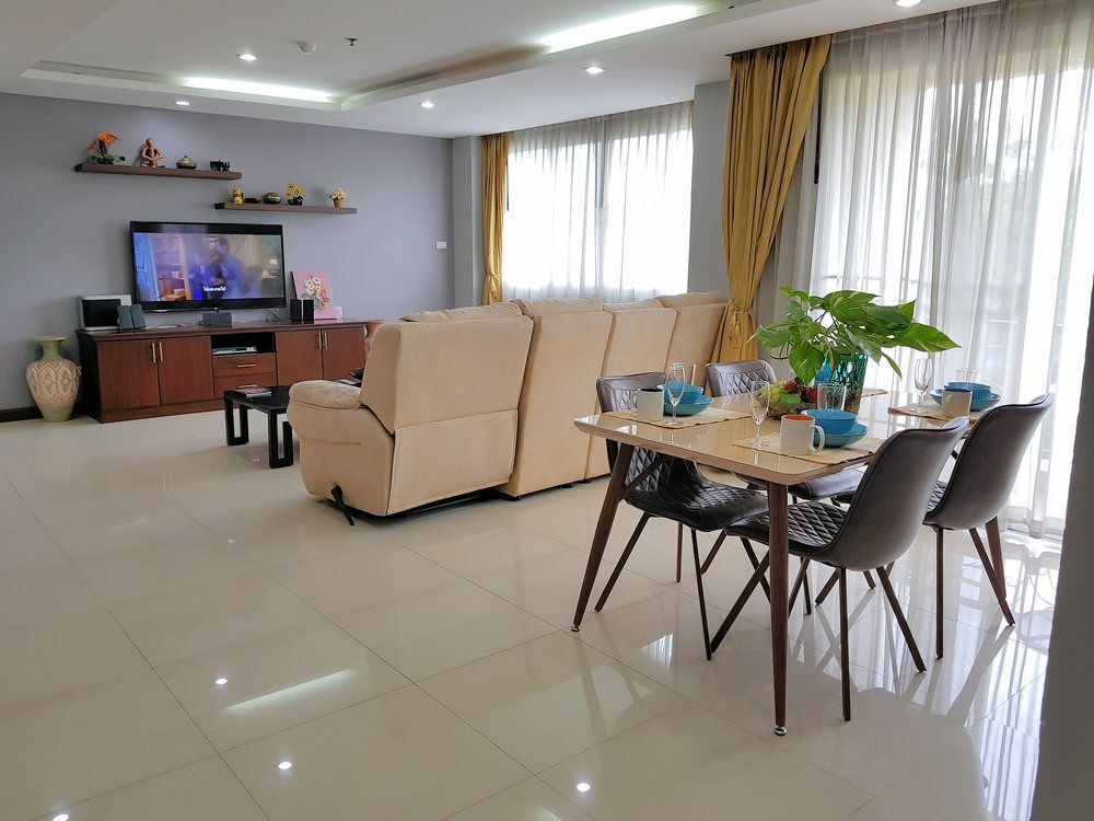 Паттайя: A Large 2 BR-3 Baths 207 Downtown