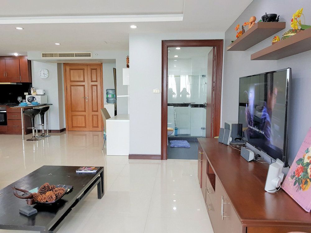 Паттайя: A Large 2 BR-3 Baths 207 Downtown