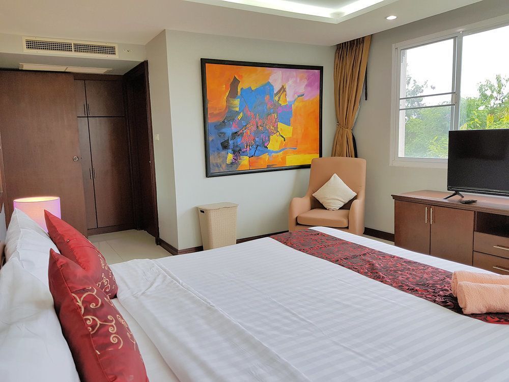 Паттайя: A Large 2 BR-3 Baths 207 Downtown