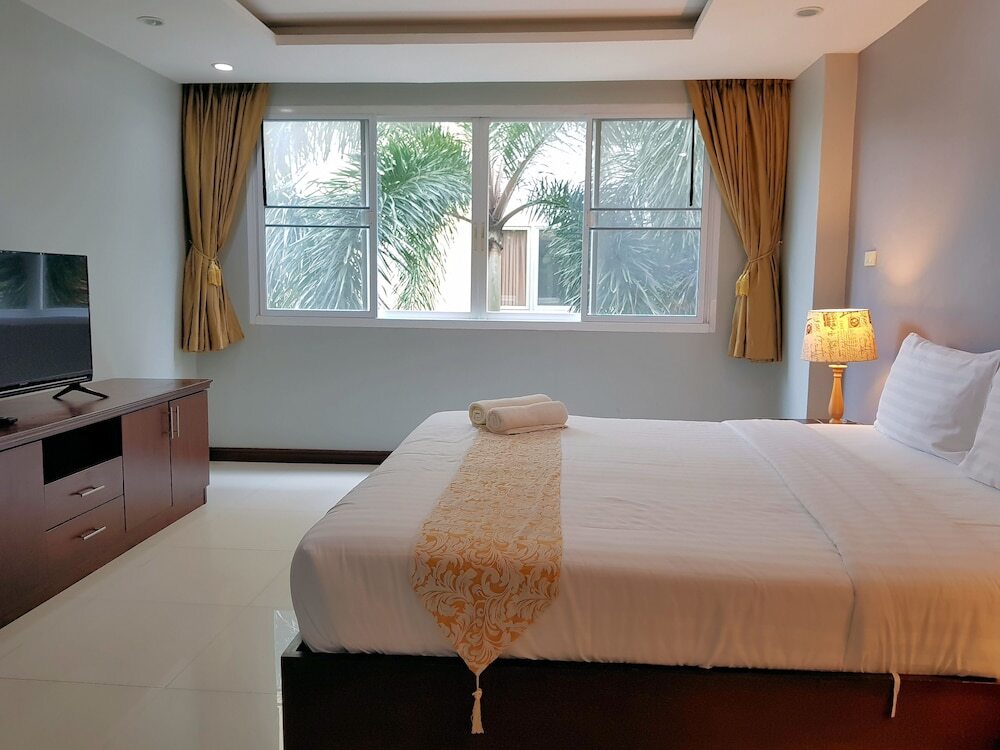 Паттайя: A Large 2 BR-3 Baths 207 Downtown