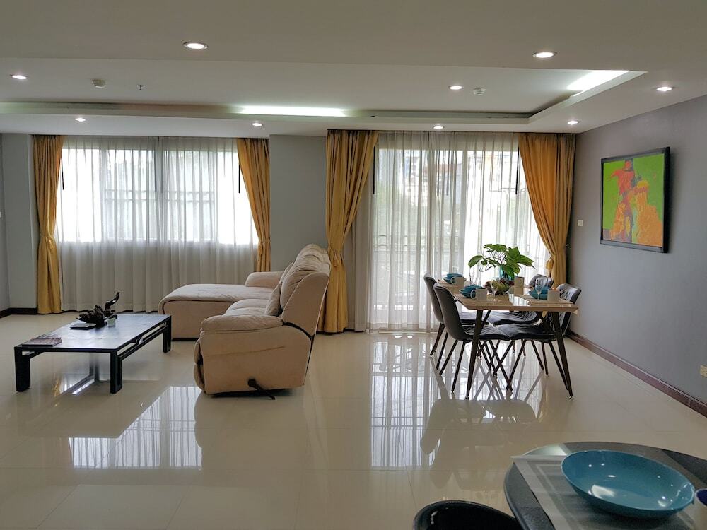 Паттайя: A Large 2 BR-3 Baths 207 Downtown
