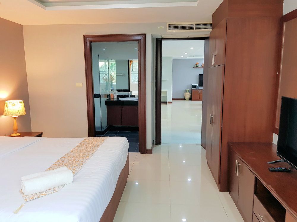 Паттайя: A Large 2 BR-3 Baths 207 Downtown