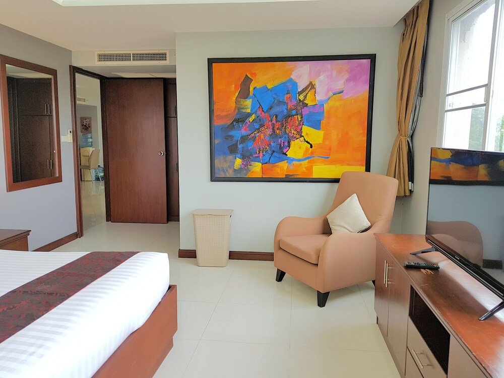 Паттайя: A Large 2 BR-3 Baths 207 Downtown