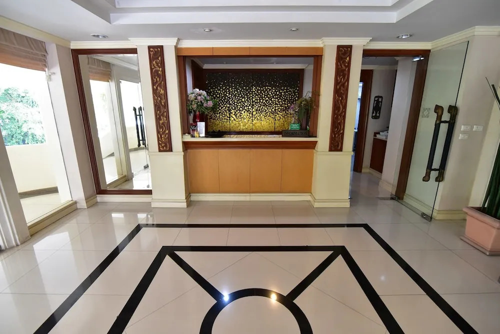 Бангкок: Antique Palace Apartment