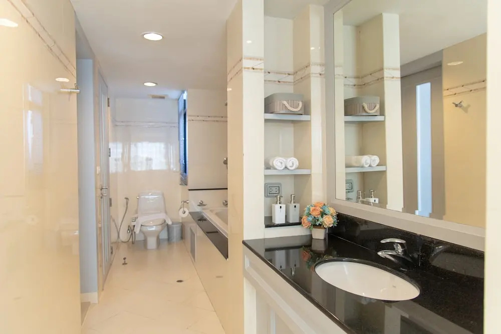 Бангкок: Antique Palace Apartment