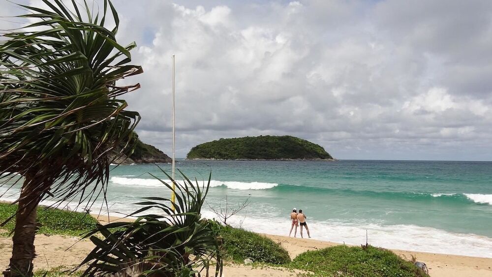 Муанг: Title Front Beach