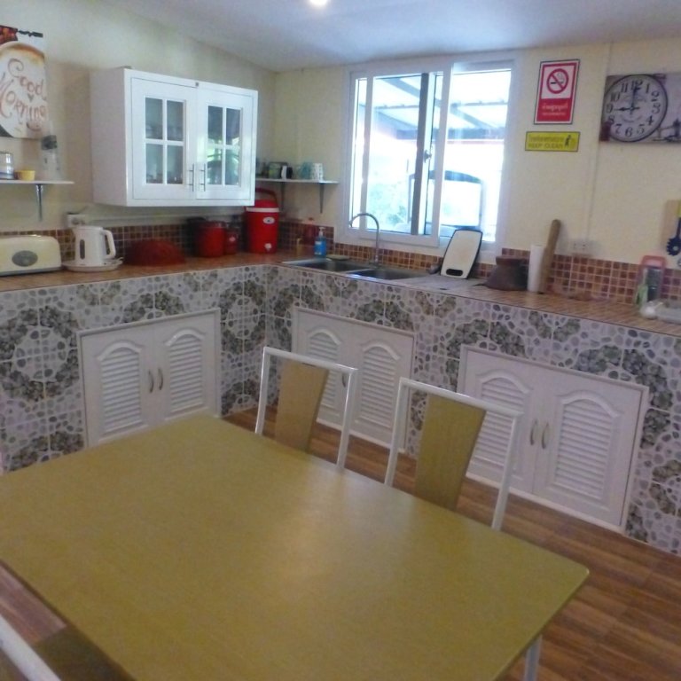 Бан-Мак-Хен: 2 Double Bedroom Pool Apartment With Extensive Kitchen Dining Room Wi-fi Aircon