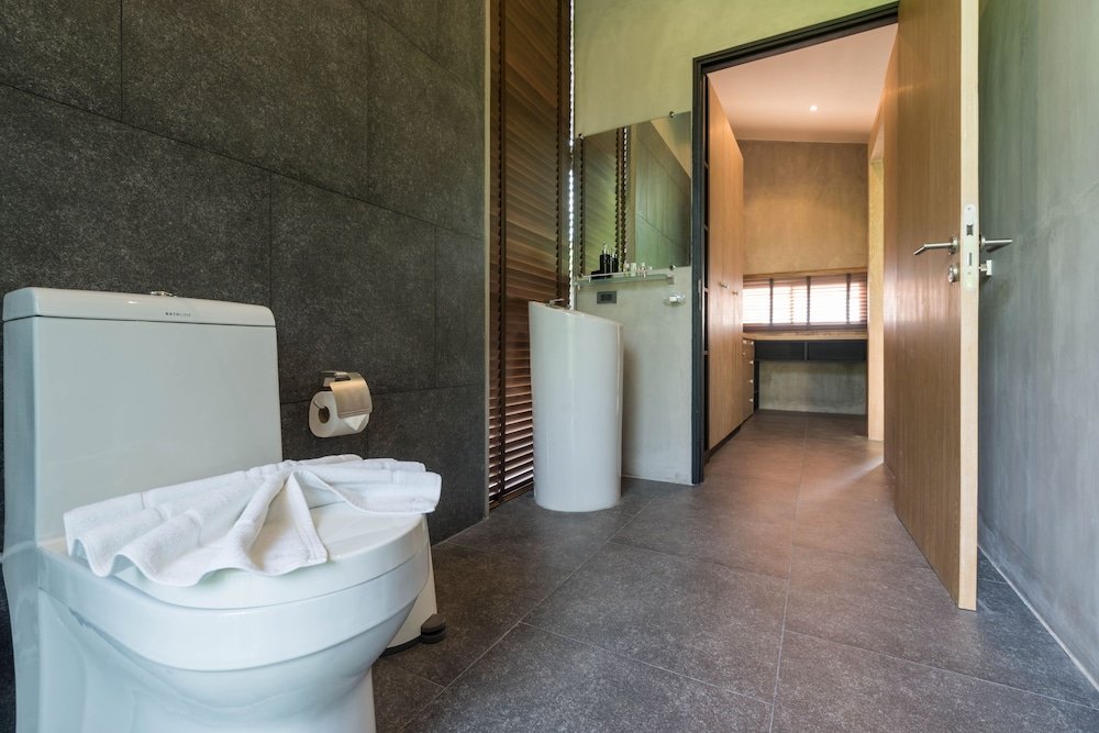 Кату: Luxury 3 Bedroom Pool Villa Angle