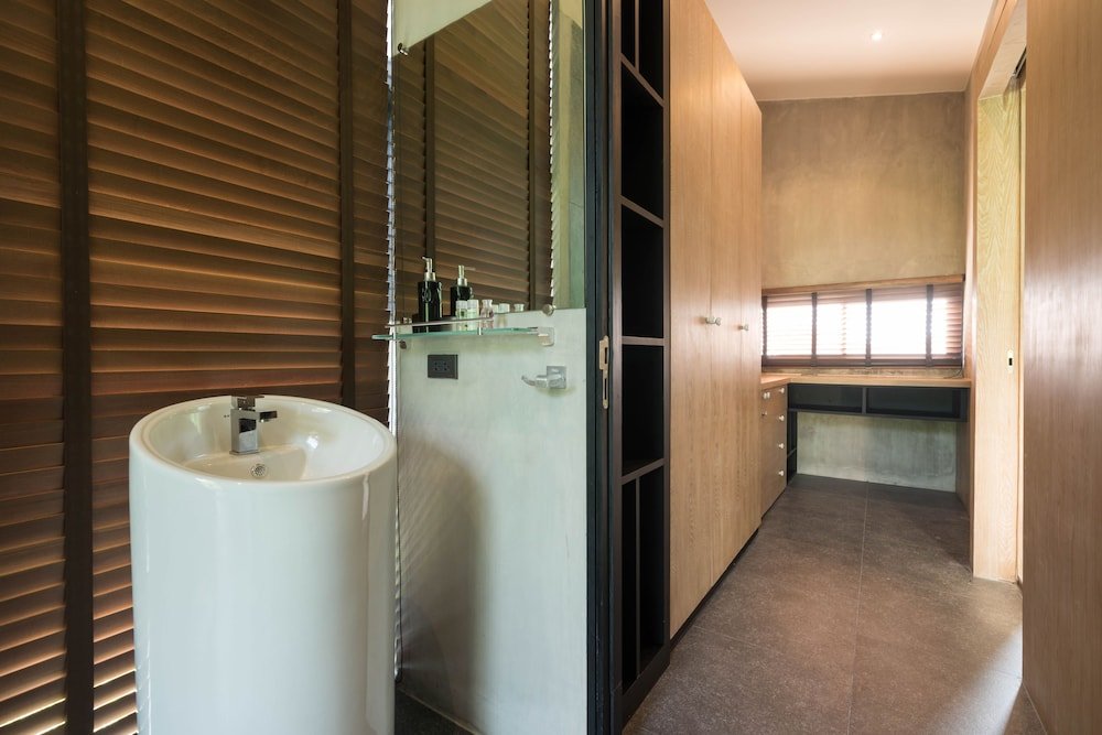 Кату: Luxury 3 Bedroom Pool Villa Angle
