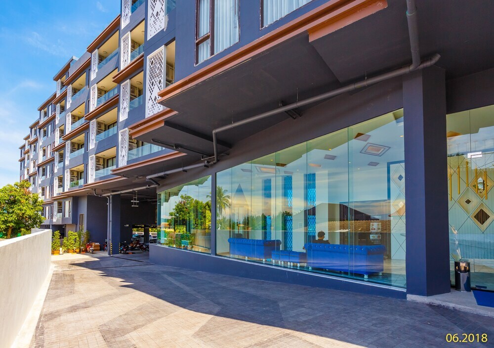 Тхаланг: The Aristo Beach Front 713 by Holy Cow