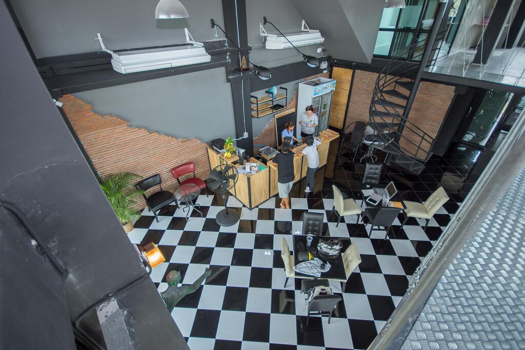 Чонбури: The LogBook Room and Cafe
