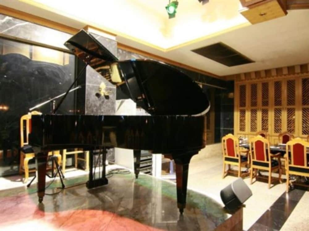 Нонтхабури: 13 Coins Ngamwongwan Hotel