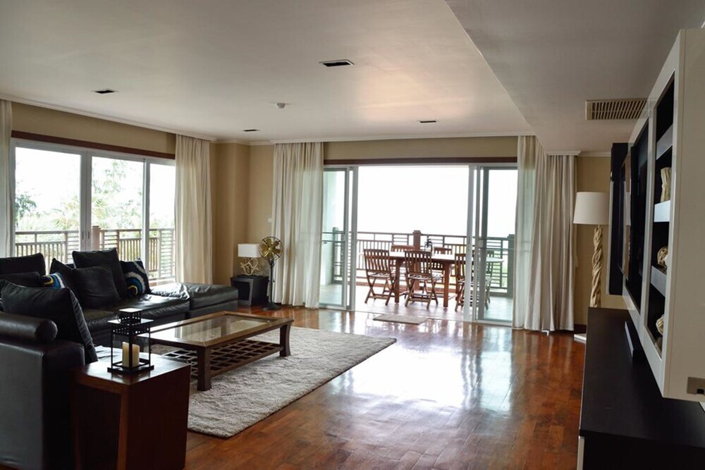 Чаам: The Beach Palace 2BR Luxury Beachfront